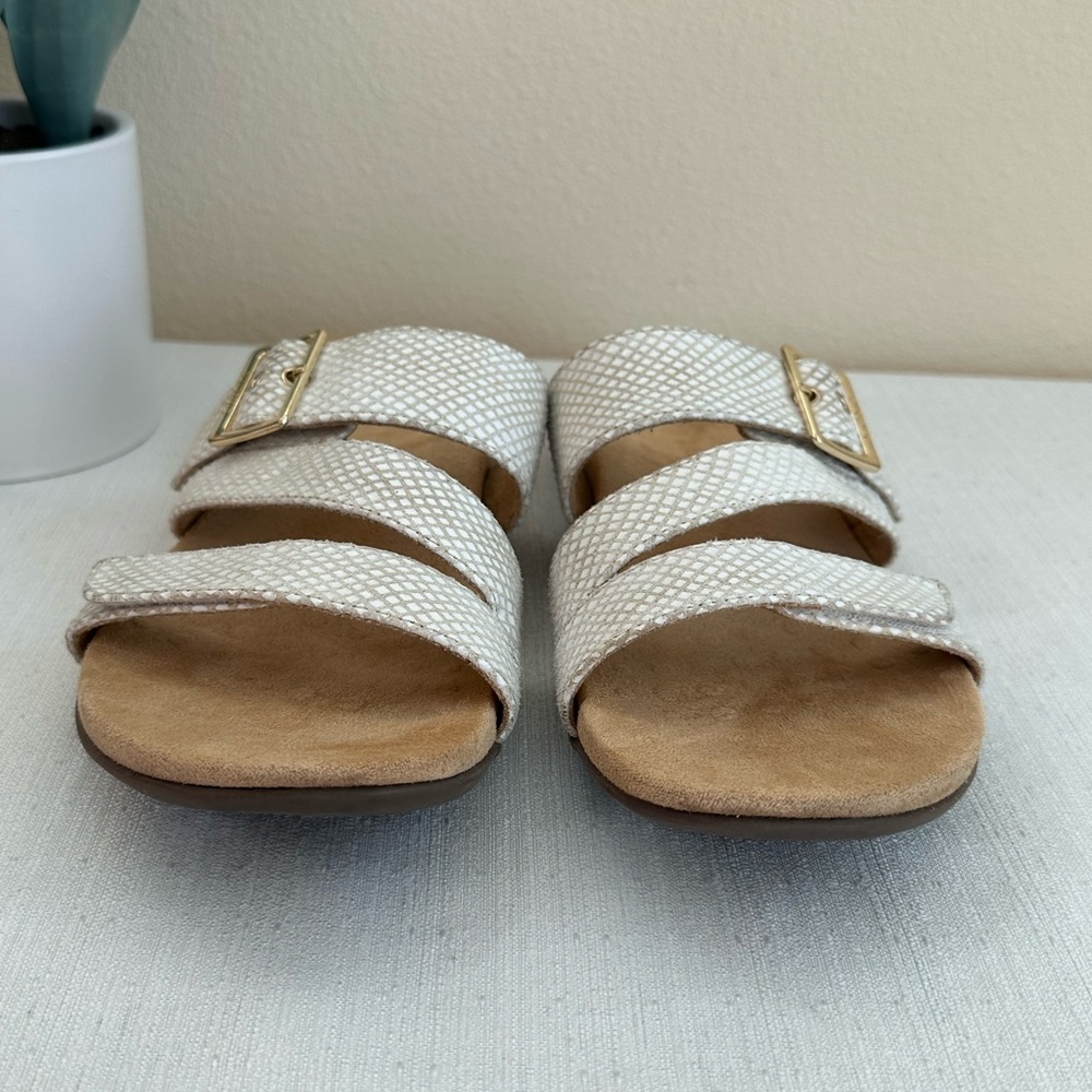 Vionic Skylar White Leather Snake Skin Texture Buckle Orthotic Sandals Womens 9* - Picture 2 of 15